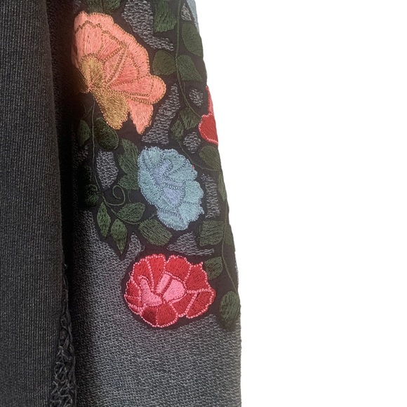 THE PYRAMID COLLECTION Floral Embroidered Hooded Pullover Top - Picture 10 of 12